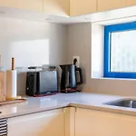Apartment Modern 1br With Pool & Balcony *