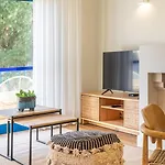 Modern 1br With Pool & Balcony Apartment *