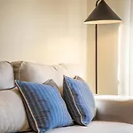 Apartment Modern 1br With Pool & Balcony *