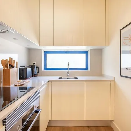 Modern 1br With Pool & Balcony