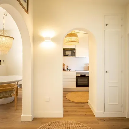 Modern 1br With Pool & Balcony *