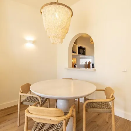 Modern 1br With Pool & Balcony