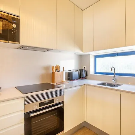 Modern 1br With Pool & Balcony *